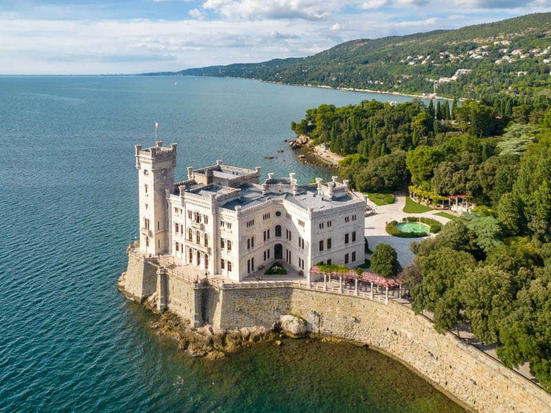 Castello di Miramare — Escursioni in barca Gnowee