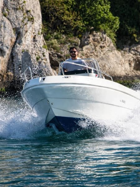 Gommone in spiaggia mediterranea